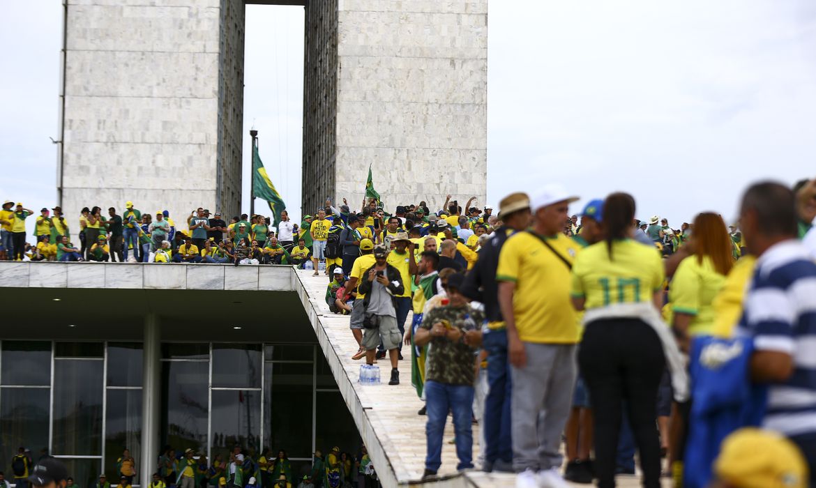 Manifestantes invadem Congresso, STF e Palácio do Planalto.