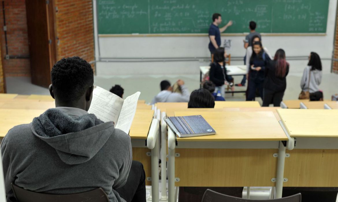 UnB foi a primeira universidade federal a adotar sistema de cotas raciais  UnB reserva vagas para negros desde o vestibular de 2004  Percentual de negros com diploma cresceu quase quatro vezes desde 2000, segundo IBGE