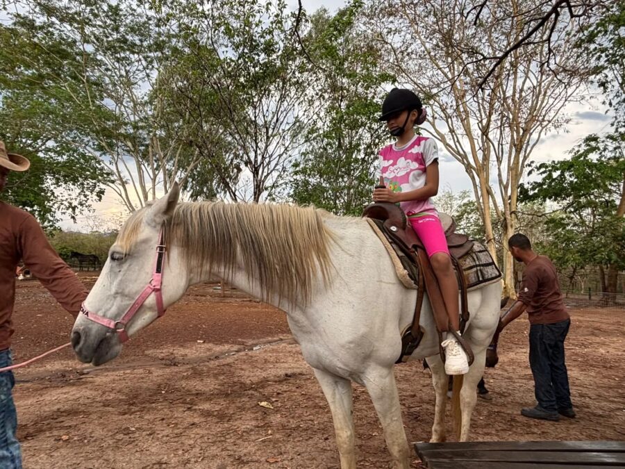 Com passeios em rancho, programa de inclusão em Cuiabá conecta mais de 300 meninas à natureza