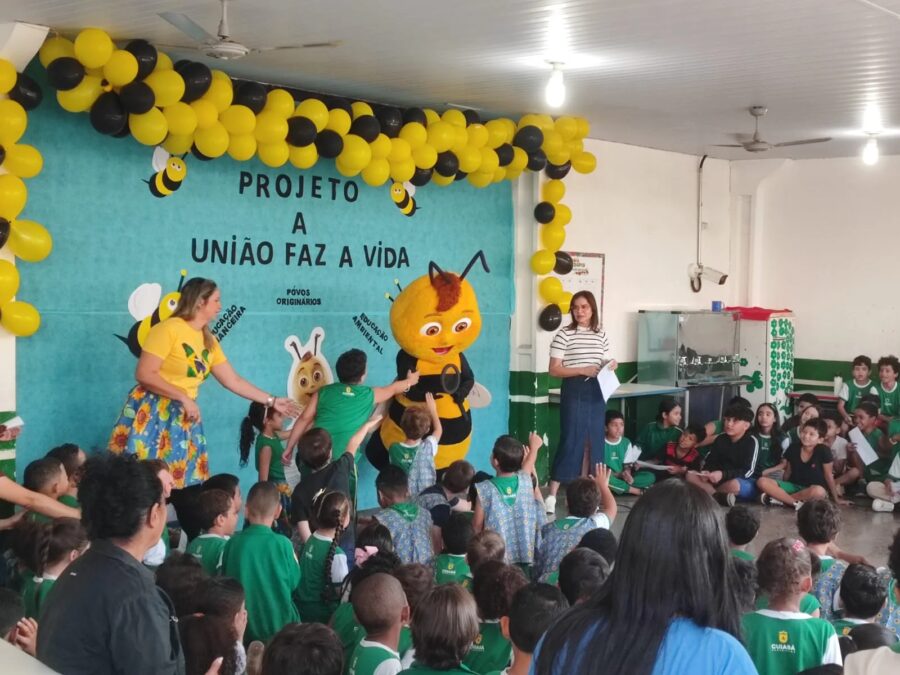 Mascote Ziza percorre escolas de Cuiabá para celebrar o Programa A União Faz a Vida