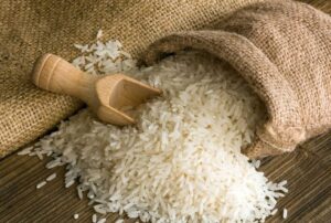 Preço do arroz chega a R$ 80 por saca, mas mercado enfrenta impasse entre produtores, indústria e varejo
