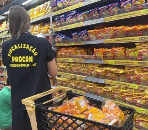 Procon de Rondonópolis flagra alimentos vencidos em mercados e reforça alerta a consumidores