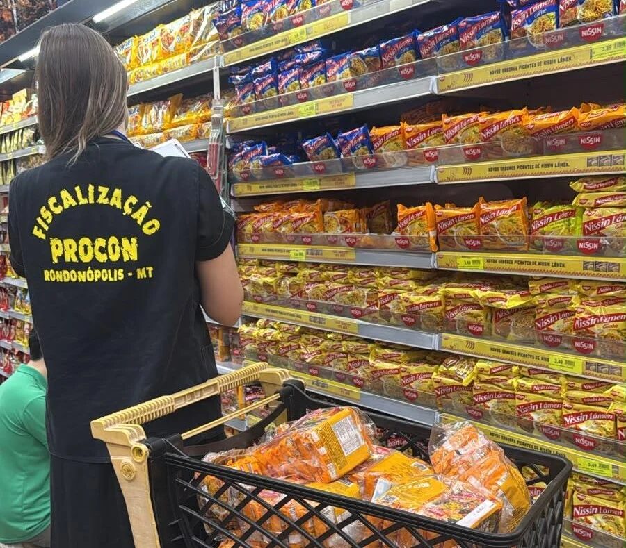 Procon de Rondonópolis flagra alimentos vencidos em mercados e reforça alerta a consumidores