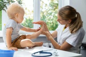 Várzea Grande inicia mutirão de neuropediatria com especialista do Albert Einstein para zerar fila do SUS