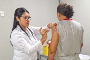 Várzea Grande vacina mais de 100 trabalhadores contra influenza em ação dentro de indústria local