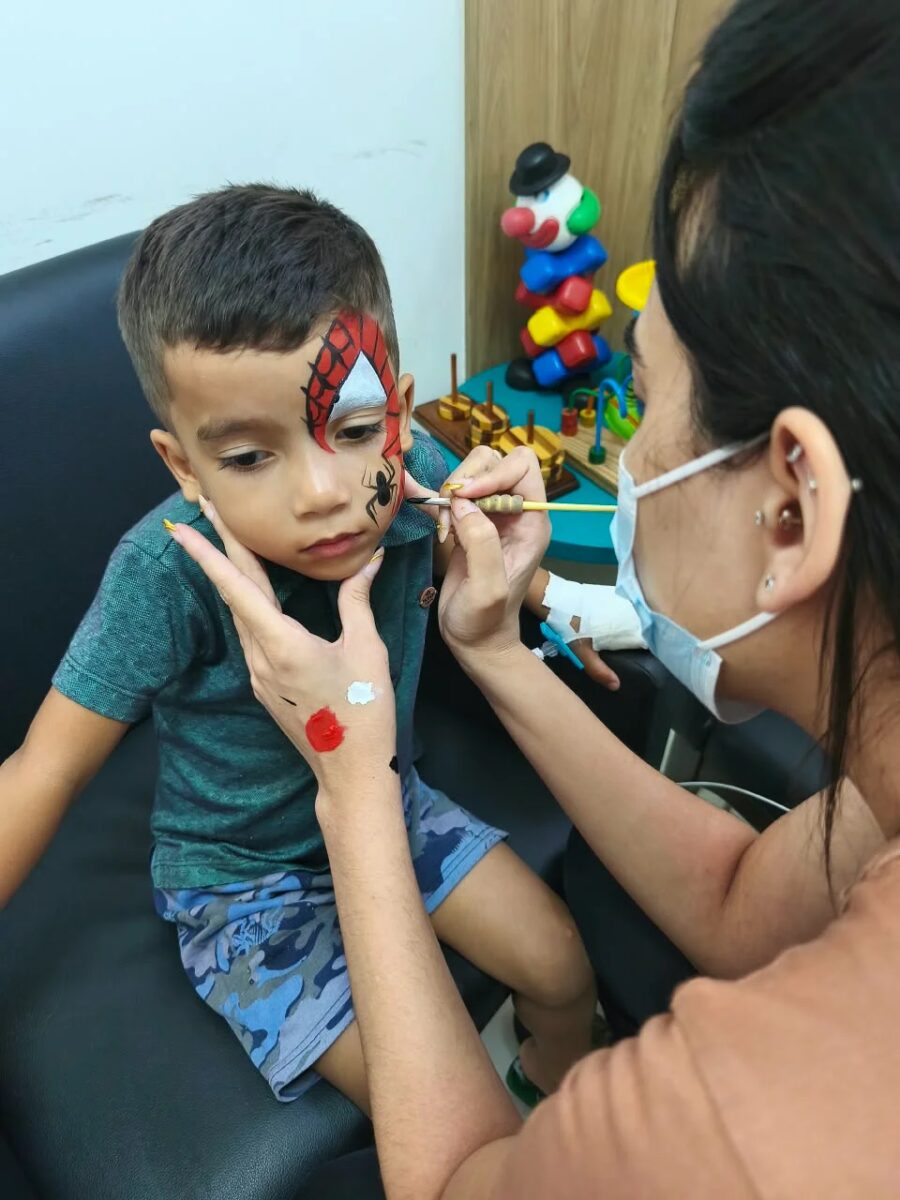 Ações lúdicas e ‘Cabelo Maluco’ humanizam atendimento infantil em hospitais públicos de Cuiabá