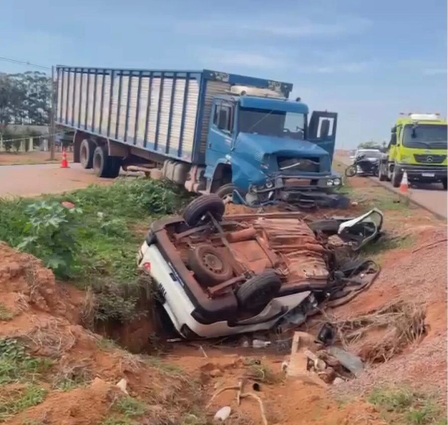 Colisão frontal entre caminhão e Fiat Strada deixa duas pessoas mortas na BR-163, em Sinop (VÍDEO)