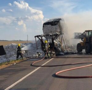 Corpo de Bombeiros usa espuma especial e combate incêndio em carreta de algodão na BR-163