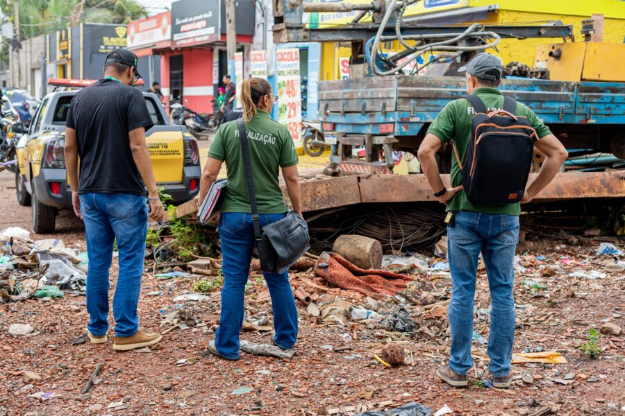 Cuiabá intensifica operação Mobilidade em Ordem e notifica oficinas por obstrução de calçadas
