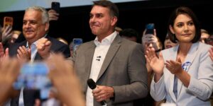 Flávio Bolsonaro recebe apoio de partidos e fala em mudar Constituição
