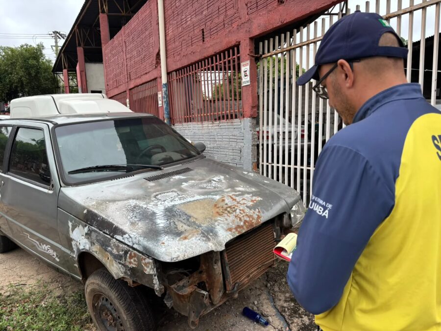 Operação em Cuiabá notifica oficinas e determina a remoção de 32 veículos que bloqueavam calçadas