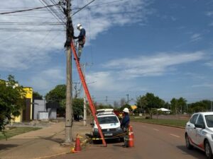 Operação em Sinop já arrancou 7 toneladas de fios obsoletos dos postes