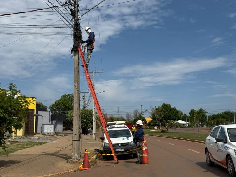 Operação em Sinop já arrancou 7 toneladas de fios obsoletos dos postes
