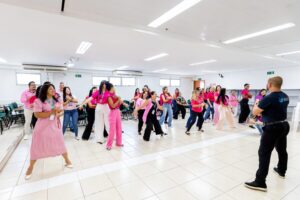 Outubro Rosa na Assistência Social: servidores de Cuiabá usam a dança como ferramenta de prevenção ao câncer