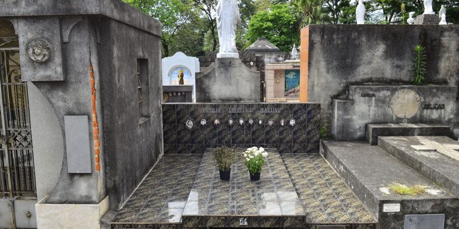 Polícia de SP investiga venda de dados de mortos a funerárias