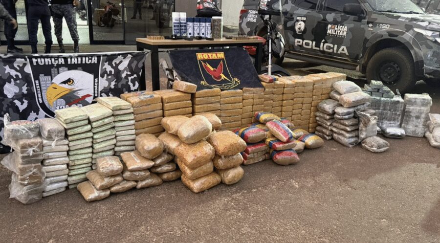 Polícia encontra ‘casas-cofre’ com 385 tabletes de drogas, armas e motos ligadas a homicídios em MT