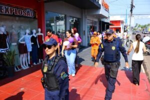 Sinop realiza caminhada no Centro para alertar sobre ciclo da violência e marcar Dia de Luta contra o Feminicídio